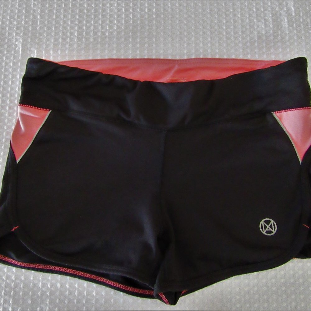 Ladies short shorts -LARGE- Ardene " Move "